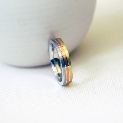 18ct Gold Wedding Band with Stripe Pattern