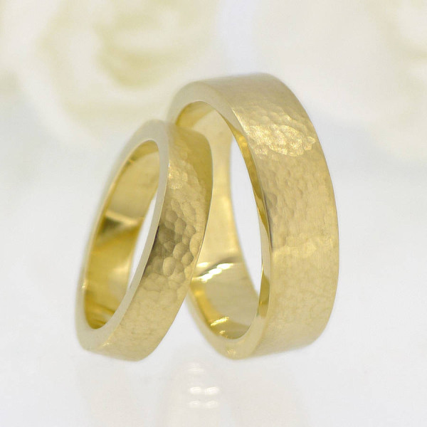 Luxury 18ct Gold His and Hers Hammered Wedding Rings Set